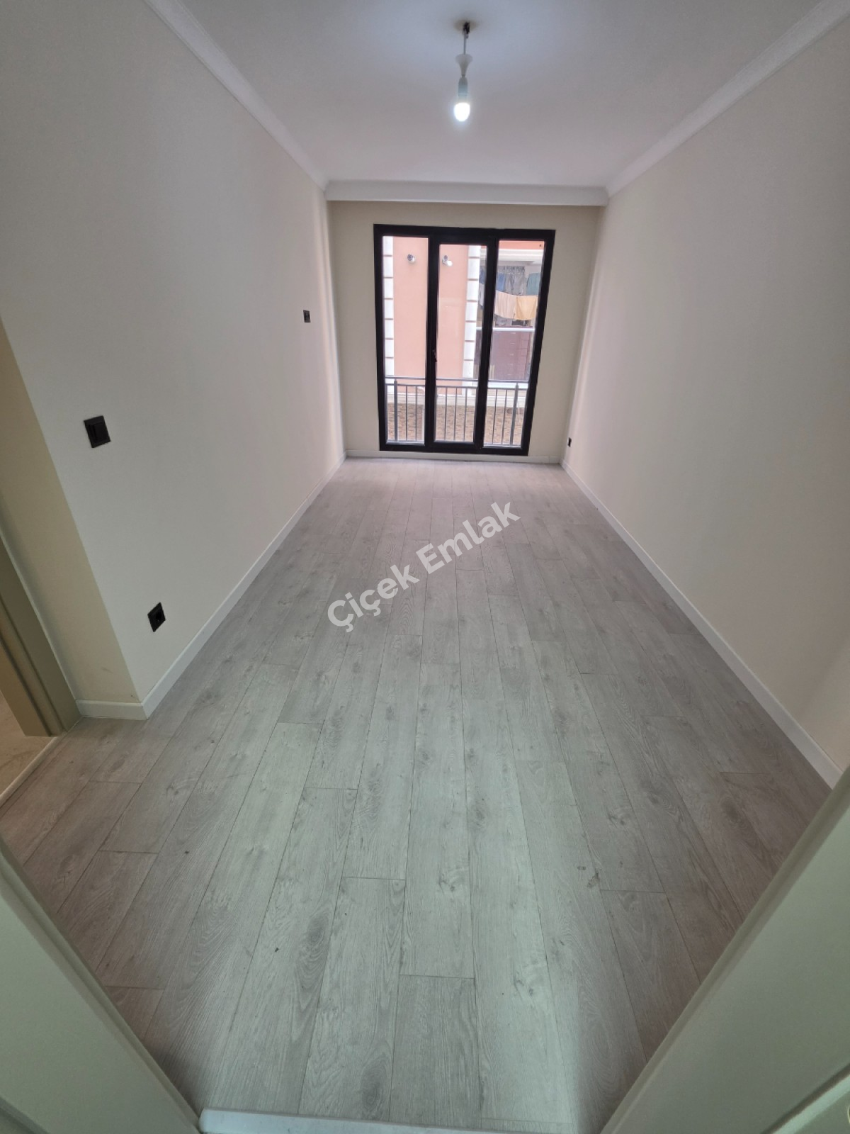 Binevler'de Metro'ya 5 Dk 3+1 & 1.Kat Balkonlu Sıfır Satılık Daire