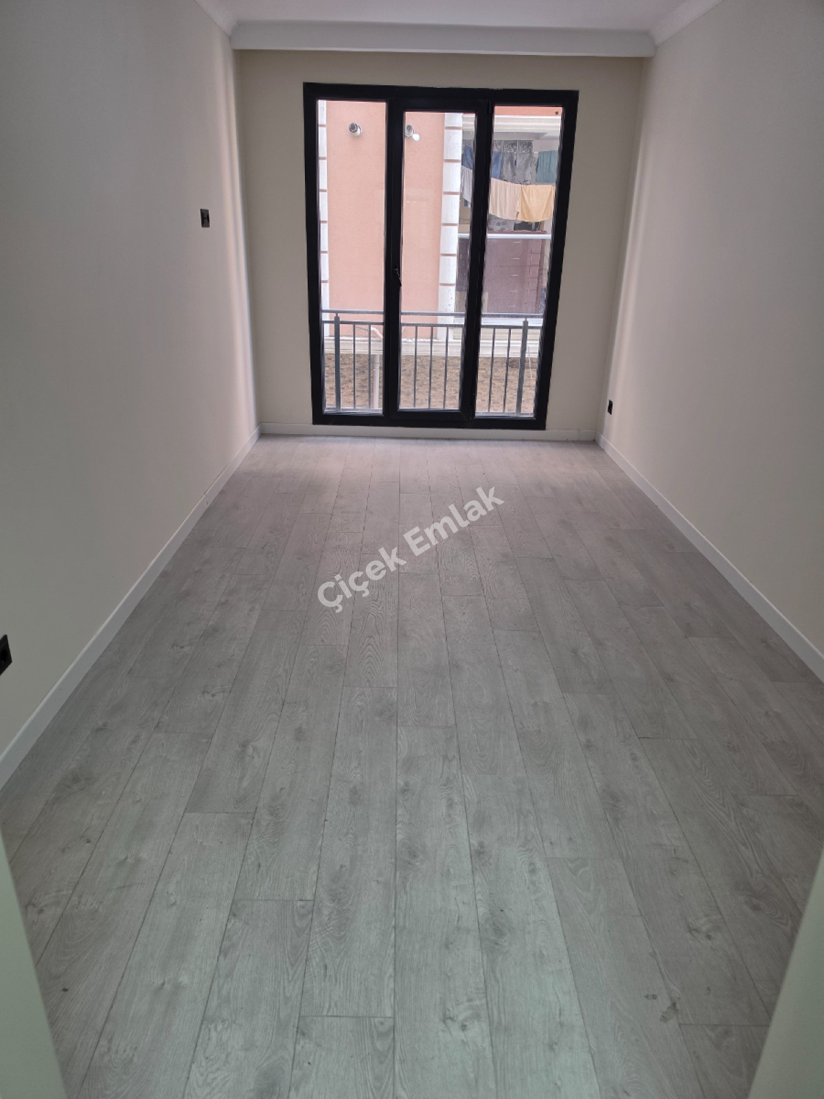 Binevler'de Metro'ya 5 Dk 3+1 & 1.Kat Balkonlu Sıfır Satılık Daire