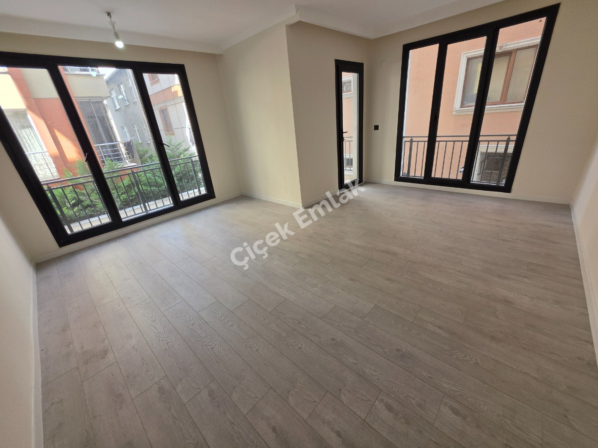 Binevler'de Metro'ya 5 Dk 3+1 & 1.Kat Balkonlu Sıfır Satılık Daire