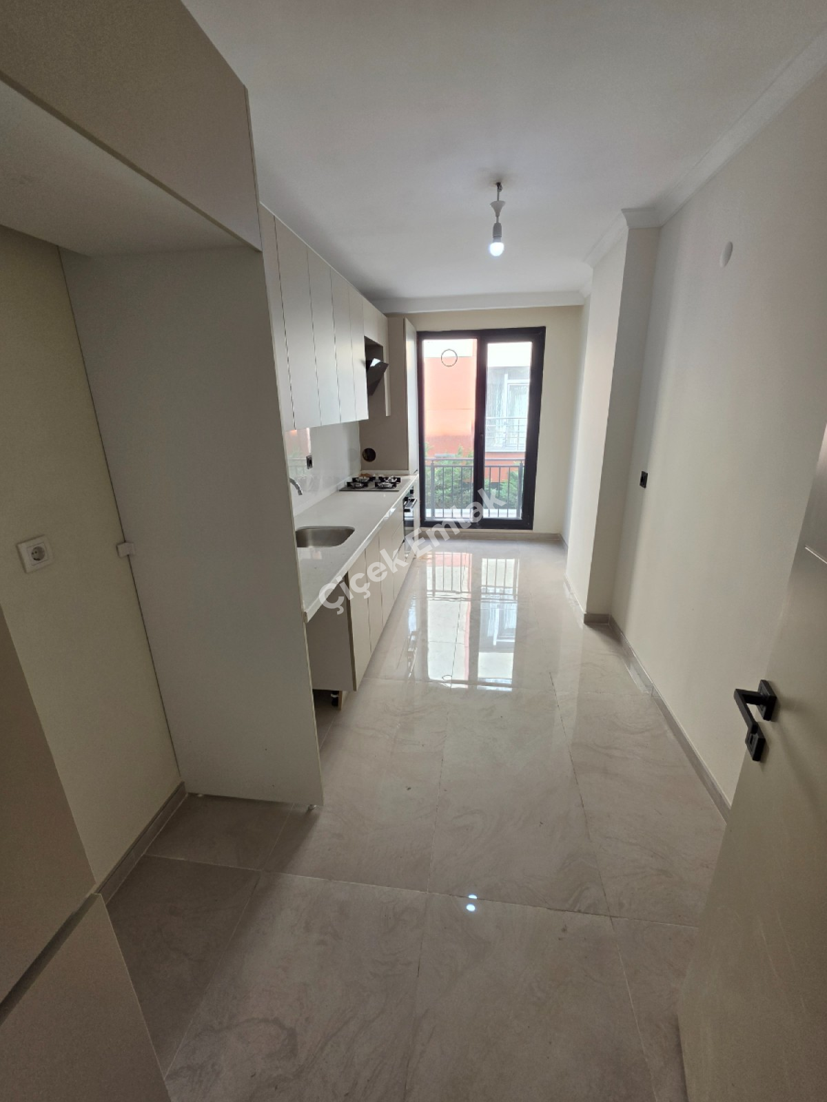 Binevler'de Metro'ya 5 Dk 3+1 & 1.Kat Balkonlu Sıfır Satılık Daire
