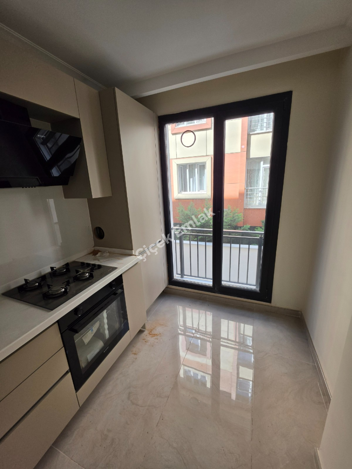 Binevler'de Metro'ya 5 Dk 3+1 & 1.Kat Balkonlu Sıfır Satılık Daire