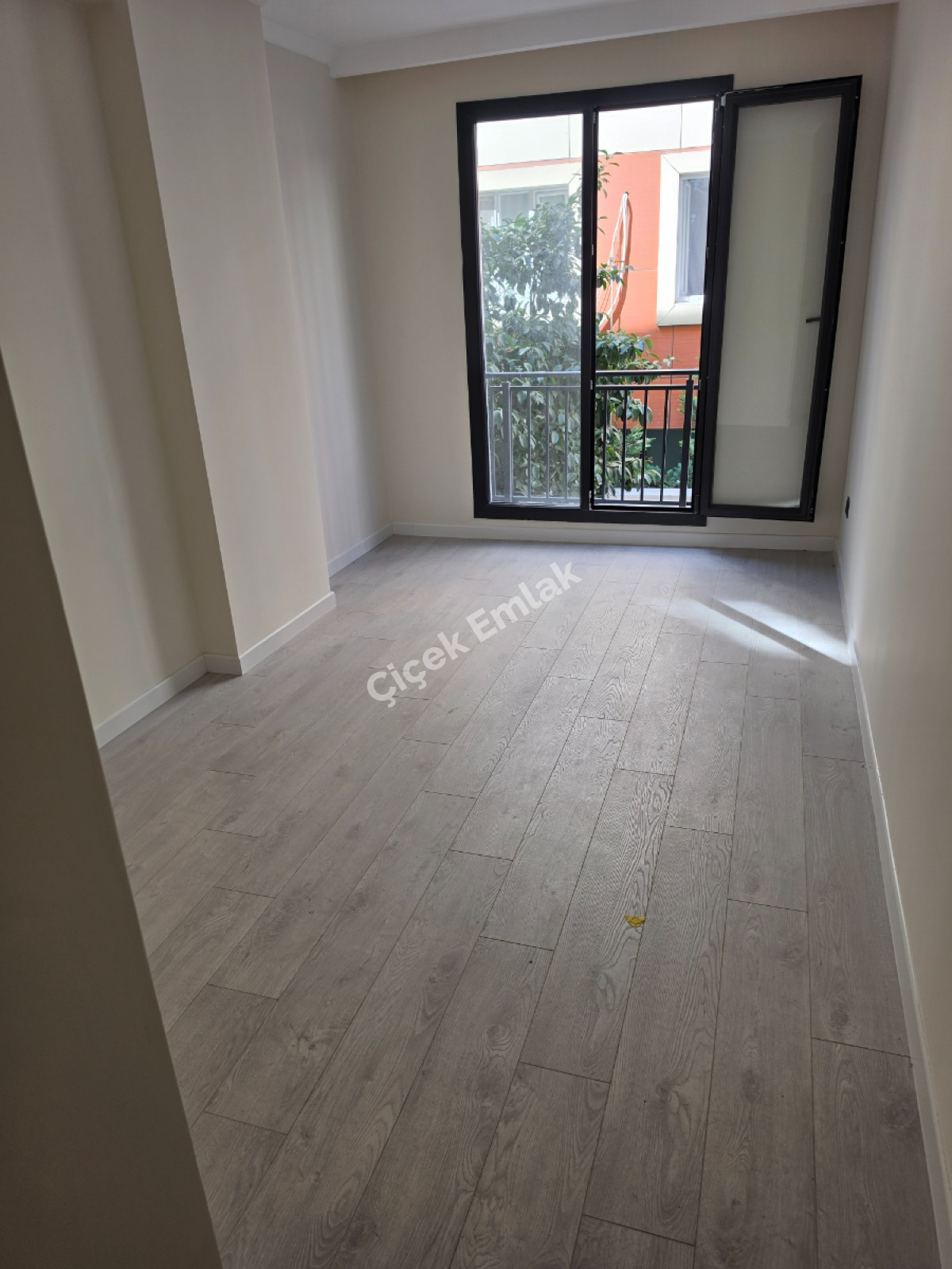 Binevler'de Metro'ya 5 Dk 3+1 & 1.Kat Balkonlu Sıfır Satılık Daire