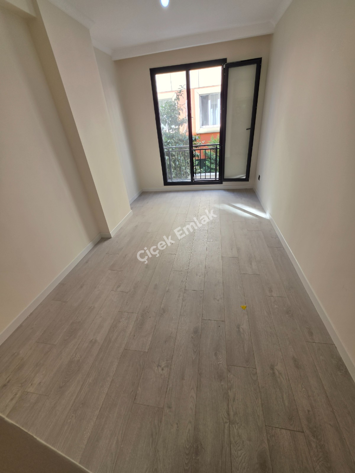 Binevler'de Metro'ya 5 Dk 3+1 & 1.Kat Balkonlu Sıfır Satılık Daire