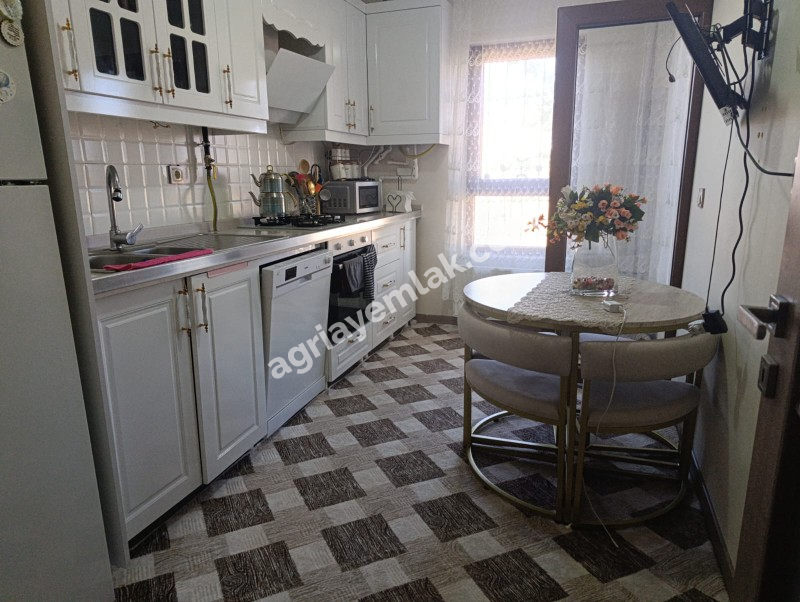YOLUGÜZEL'DE HASTANE VE ÜNİVERSİTE YANINDA SATILIK 3+1 FERAH DAİRE