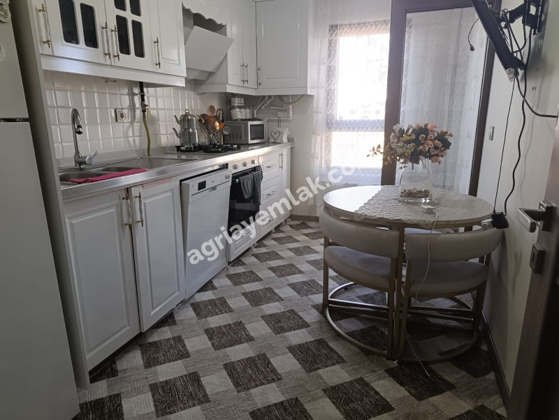 YOLUGÜZEL'DE HASTANE VE ÜNİVERSİTE YANINDA SATILIK 3+1 FERAH DAİRE