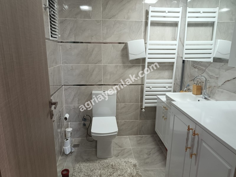 YOLUGÜZEL'DE HASTANE VE ÜNİVERSİTE YANINDA SATILIK 3+1 FERAH DAİRE