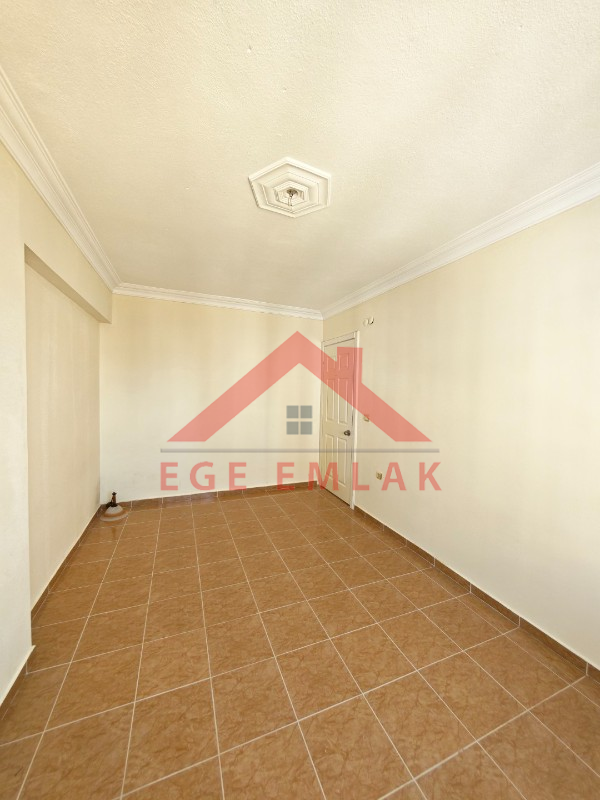 Didim Efeler Mahallesi’nde Boş, Boyalı Salonlu 2+1 Satılık Ara Kat Daire