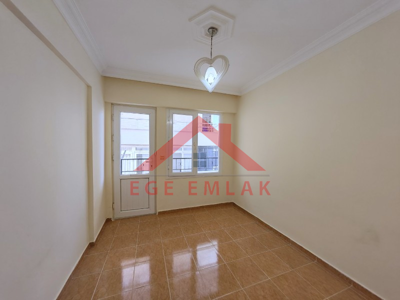Didim Efeler Mahallesi’nde Boş, Boyalı Salonlu 2+1 Satılık Ara Kat Daire