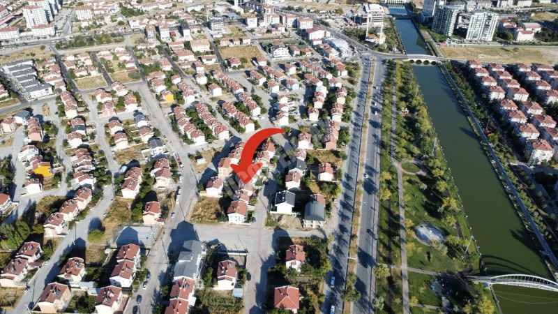 AFYON ÜÇOK EMLAKTAN OSMANGAZİ MAH 300M² LÜKS ARSA ÜSTÜNDE KOMPLE SATILIK BİNA
