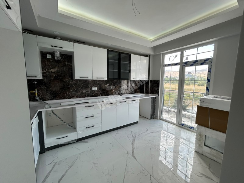 AFYON ÜÇOK EMLAKTAN MAREŞAL FEVZİ ÇAKMAK MAH 2+1 80M² SIFIR SATILIK DAİRE 