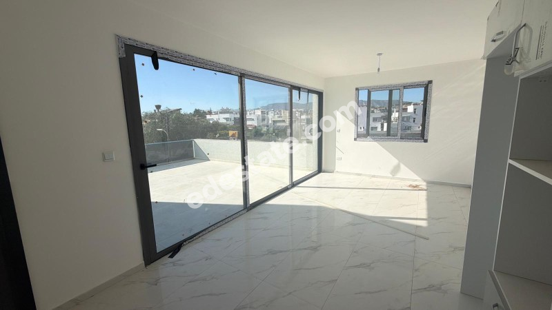 Lefkoşa Gönyeli'de SATILIK TÜRK KOÇANLI YENİ BİTMİŞ  2+1  PENTHOUSE