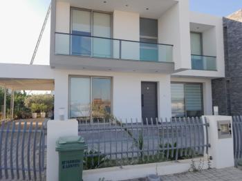 MAĞUSADA ANAYOL ÜSTÜNDE SATILIK TEK MÜSTAKİL BAHÇELİ EŞYALI  EV 