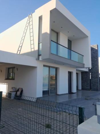 MAĞUSADA ANAYOL ÜSTÜNDE SATILIK TEK MÜSTAKİL BAHÇELİ EŞYALI  EV 