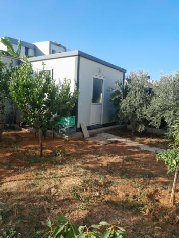 MAĞUSADA ANAYOL ÜSTÜNDE SATILIK TEK MÜSTAKİL BAHÇELİ EŞYALI  EV 
