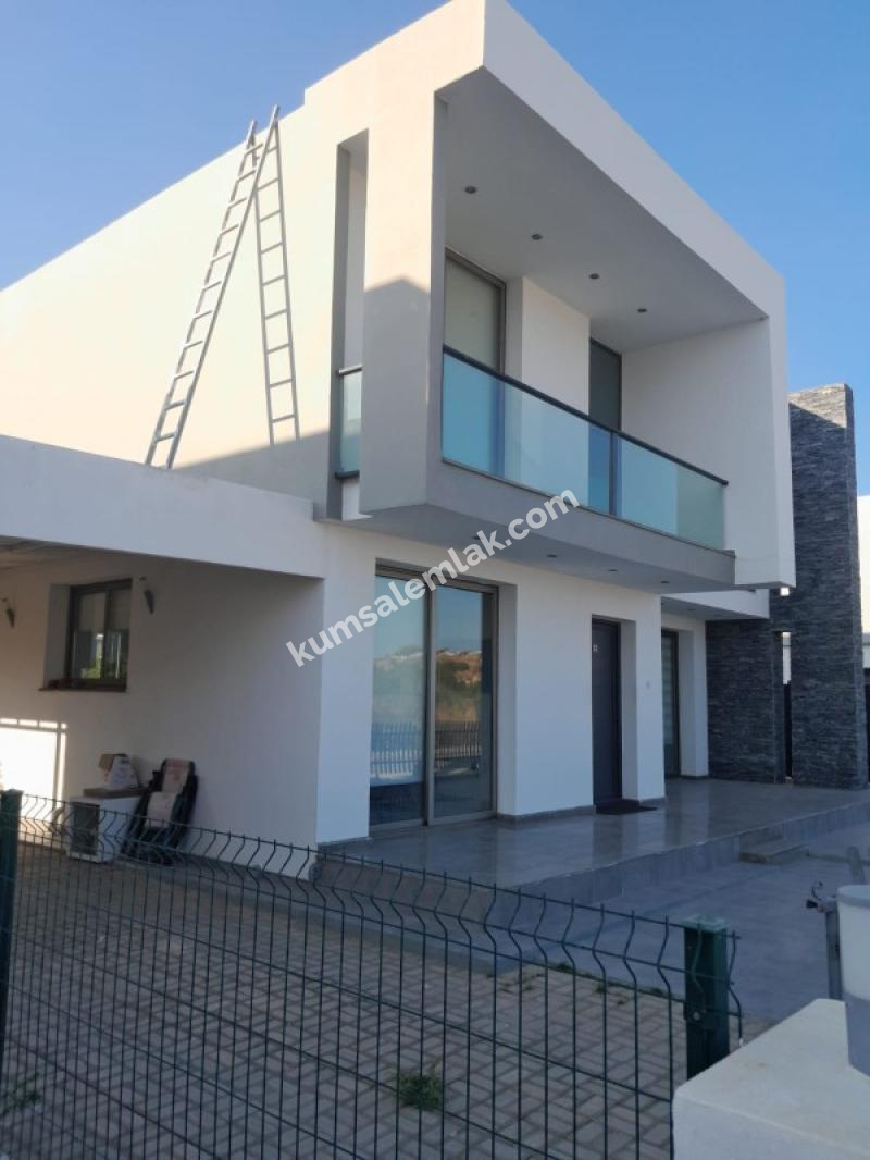 MAĞUSADA ANAYOL ÜSTÜNDE SATILIK TEK MÜSTAKİL BAHÇELİ EŞYALI  EV 