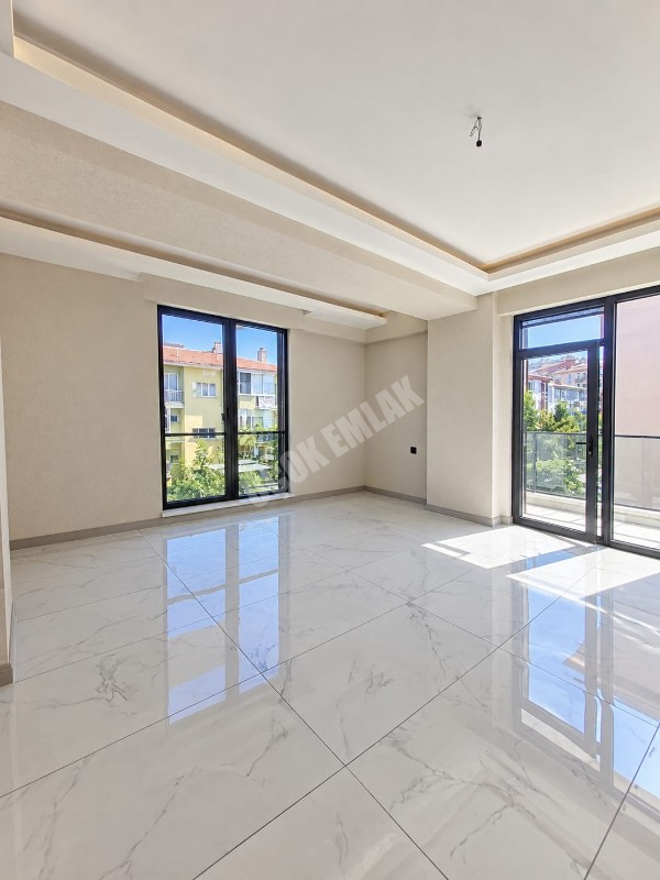 AFYON ÜÇOK EMLAKTAN CUMHURİYET MAH. SATILIK 2+1 / 70m² / 2. ARA KAT / YERDEN ISITMA LÜX DAİRE