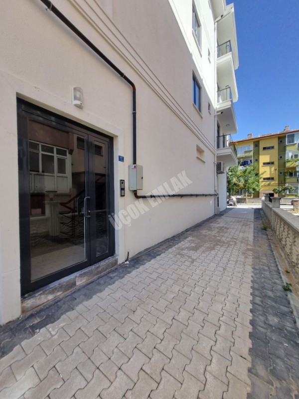 AFYON ÜÇOK EMLAKTAN CUMHURİYET MAH. SATILIK 2+1 / 70m² / 2. ARA KAT / YERDEN ISITMA LÜX DAİRE