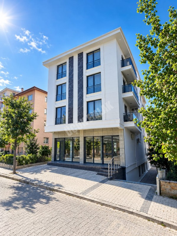 AFYON ÜÇOK EMLAKTAN CUMHURİYET MAH. SATILIK 2+1 / 70m² / 2. ARA KAT / YERDEN ISITMA LÜX DAİRE