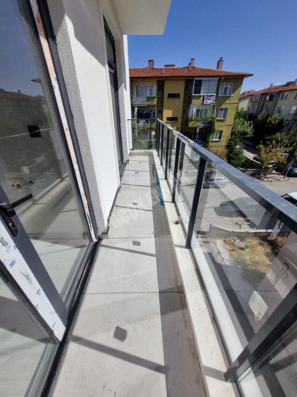 AFYON ÜÇOK EMLAKTAN CUMHURİYET MAH. SATILIK 2+1 / 70m² / 2. ARA KAT / YERDEN ISITMA LÜX DAİRE