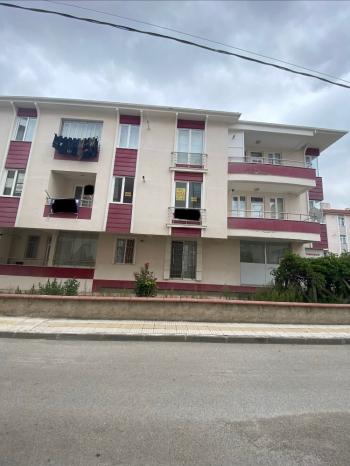 GÜVENAY - ÇORUM BAHÇELİEVLER M. AKİF ERSOY CADDESİ ARA KAT  2+1 SATILIK DAİRE