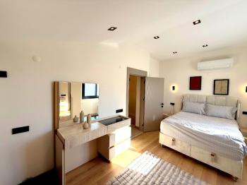 Didim Efeler Mahallesi’nde Butik Site İçerisinde Full Eşyalı Akıllı Tripleks 3+1 Villa