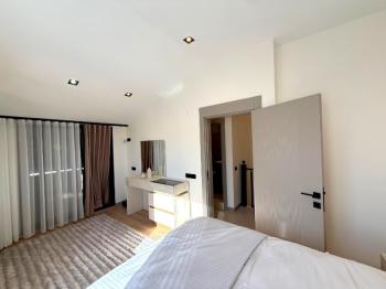 Didim Efeler Mahallesi’nde Butik Site İçerisinde Full Eşyalı Akıllı Tripleks 3+1 Villa