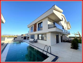 Didim Efeler Mahallesi’nde Butik Site İçerisinde Full Eşyalı Akıllı Tripleks 3+1 Villa