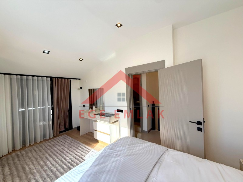 Didim Efeler Mahallesi’nde Butik Site İçerisinde Full Eşyalı Akıllı Tripleks 3+1 Villa