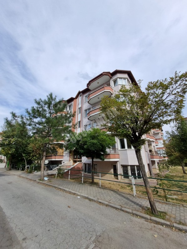 AFYON ÜÇOK EMLAK UYDUKENT ZAFER SİT. SATILIK 3+1 / 110m² / 4. KAT / KAT KİLERİ / E. BANYOSU 