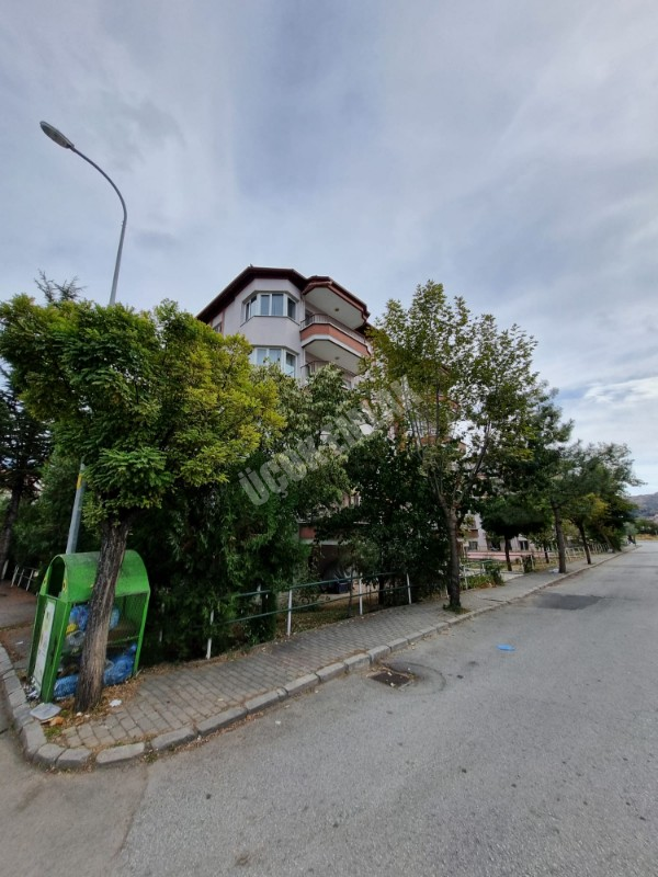 AFYON ÜÇOK EMLAK UYDUKENT ZAFER SİT. SATILIK 3+1 / 110m² / 4. KAT / KAT KİLERİ / E. BANYOSU 