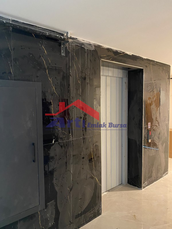 ARTI'DAN ÖZLÜCE METRO DURAĞINA CEPHE AA PLAZA'DA 1+1 OFİS