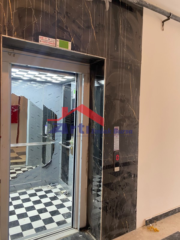 ARTI'DAN ÖZLÜCE METRO DURAĞINA CEPHE AA PLAZA'DA 1+1 OFİS