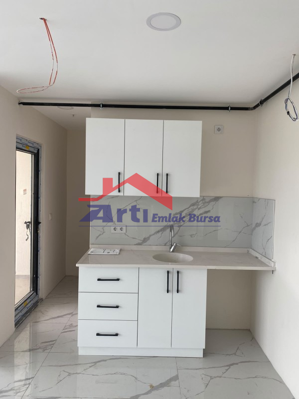 ARTI'DAN ÖZLÜCE METRO DURAĞINA CEPHE AA PLAZA'DA 1+1 OFİS