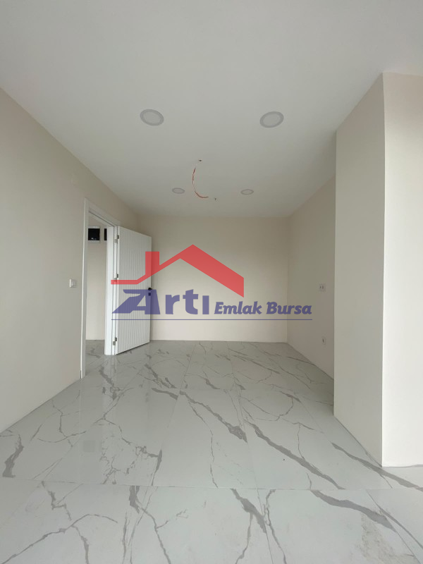 ARTI'DAN ÖZLÜCE METRO DURAĞINA CEPHE AA PLAZA'DA 1+1 OFİS