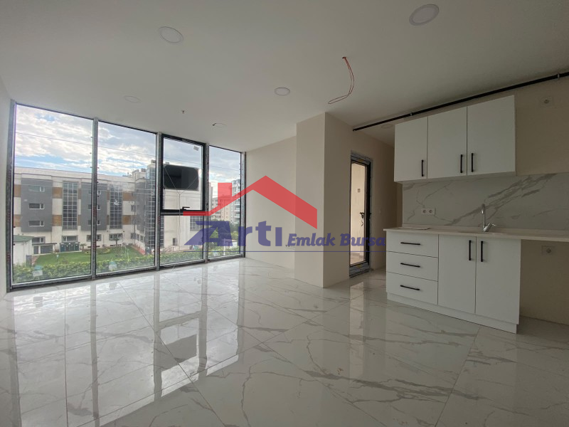 ARTI'DAN ÖZLÜCE METRO DURAĞINA CEPHE AA PLAZA'DA 1+1 OFİS