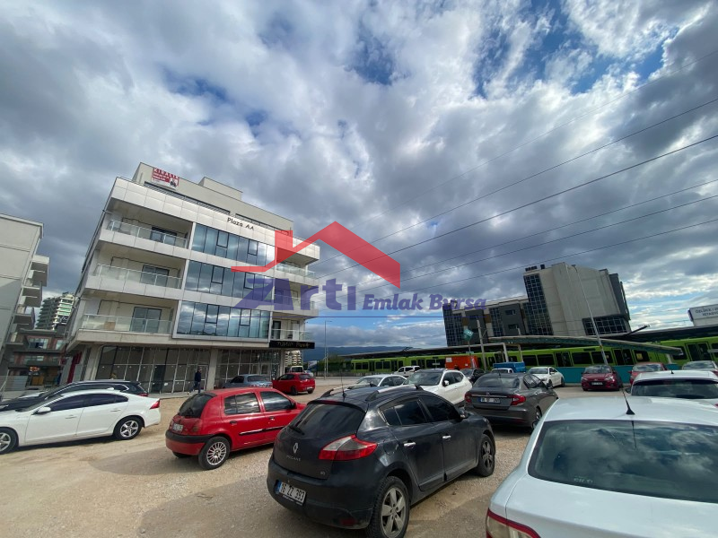 ARTI'DAN ÖZLÜCE METRO DURAĞINA CEPHE AA PLAZA'DA 1+1 OFİS