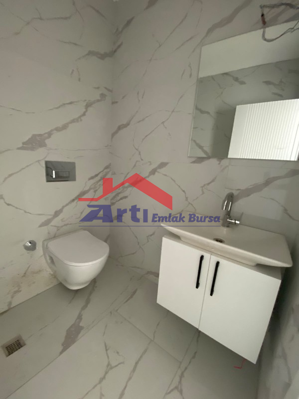 ARTI'DAN ÖZLÜCE METRO DURAĞINA CEPHE AA PLAZA'DA 1+1 OFİS