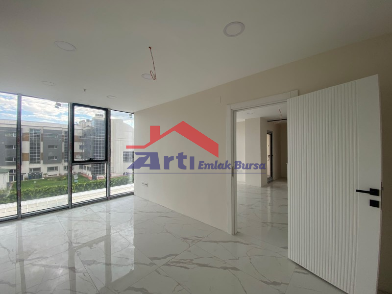ARTI'DAN ÖZLÜCE METRO DURAĞINA CEPHE AA PLAZA'DA 1+1 OFİS