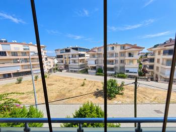 Didim Yeni Mahalle Deniz Evleri'nde Park Cepheli Geniş Balkonlu 2+1 Satılık Daire