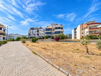 Didim Yeni Mahalle Deniz Evleri'nde Park Cepheli Geniş Balkonlu 2+1 Satılık Daire