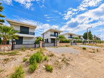 Didim Sağtur Elit 7 Sitesinde Denize 850 m Satılık 3+1 Tam Müstakil Villa