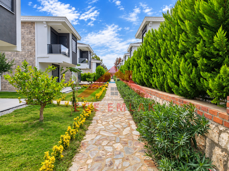 Didim Sağtur Elit 7 Sitesinde Denize 850 m Satılık 3+1 Tam Müstakil Villa